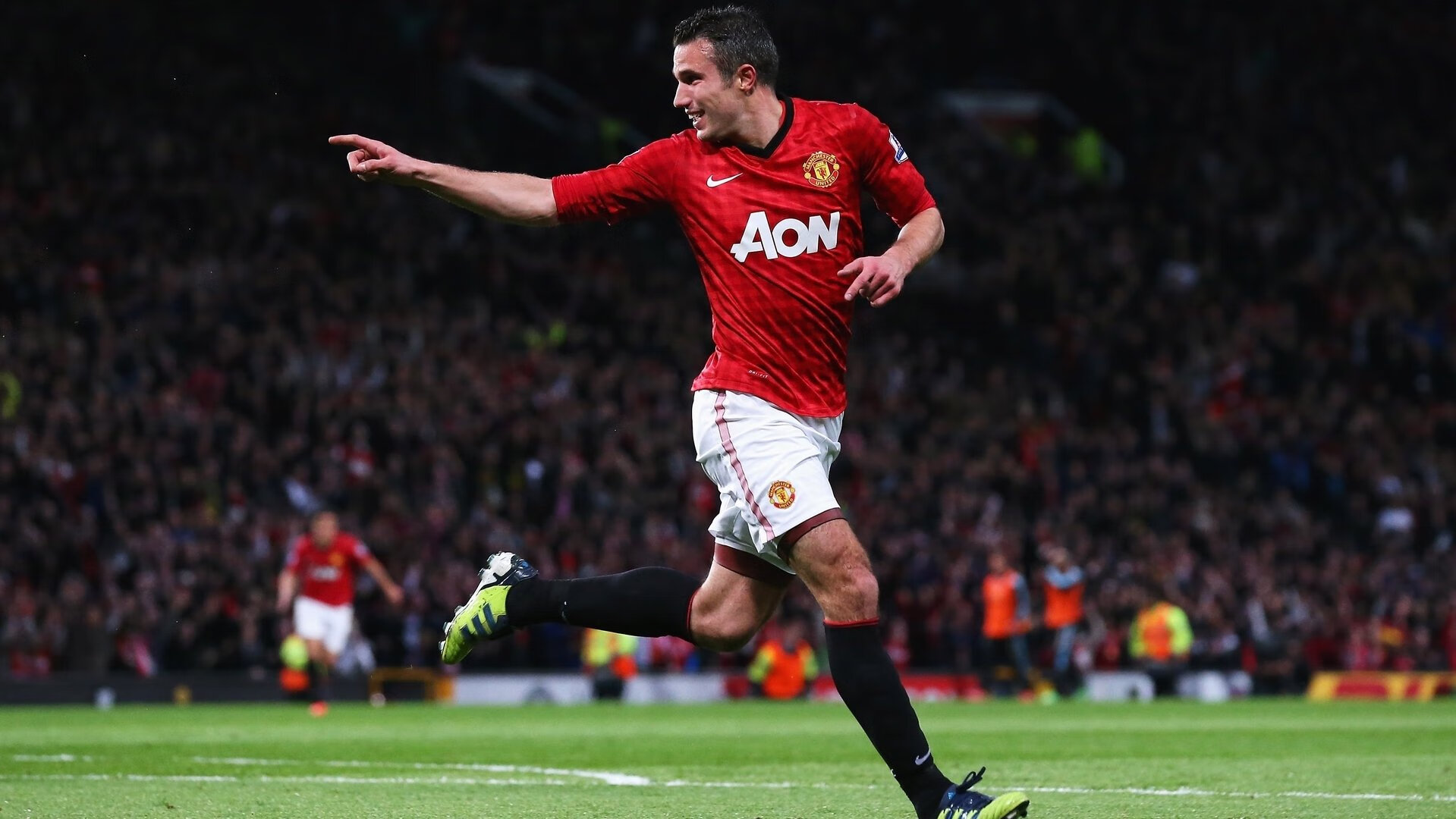 临场换人奏效替补球员贡献致胜进球赢得满堂喝彩,替换球员从什么处入场