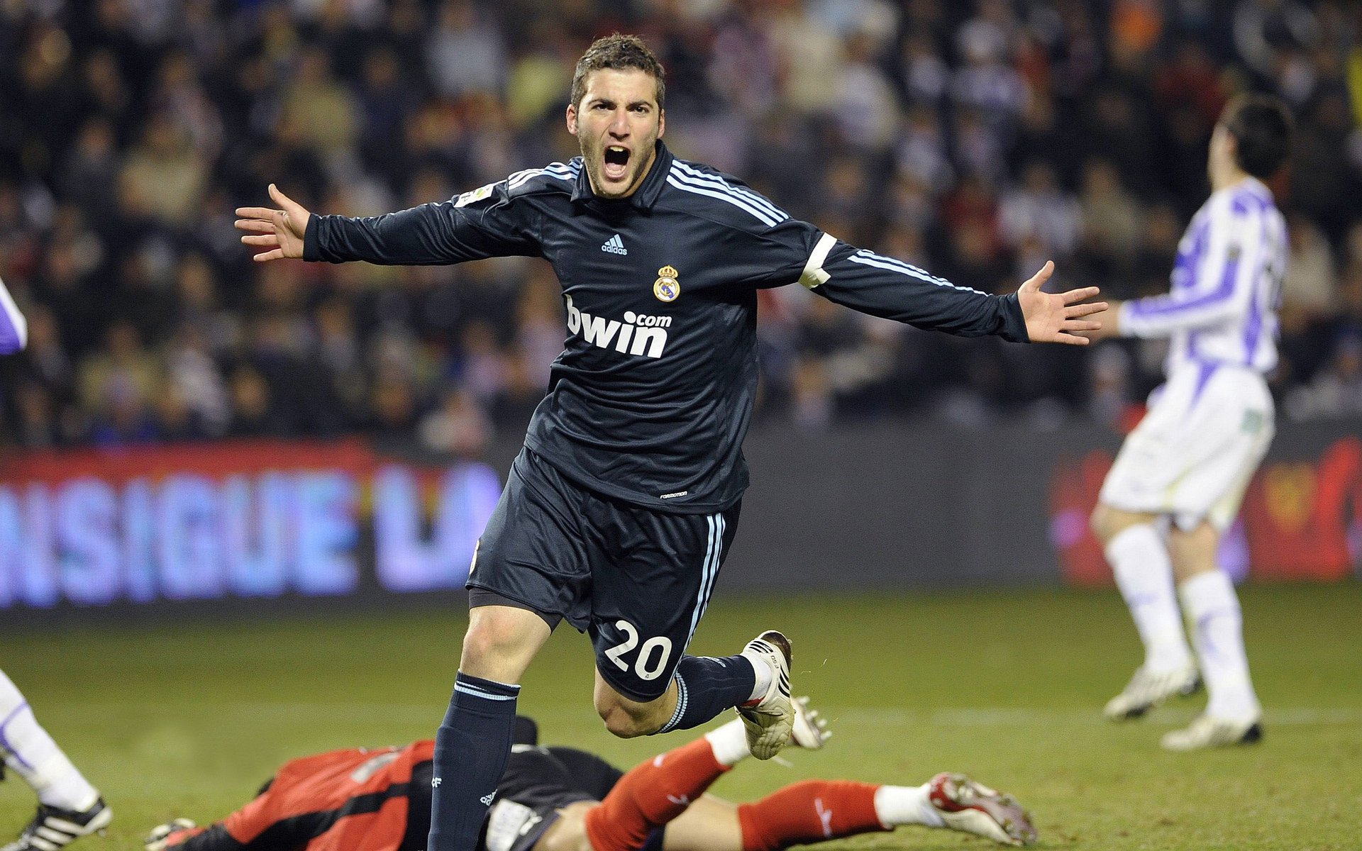 凯特·道格拉斯在压力中展现冠军风范,道格拉斯凯尔纳媒介奇观